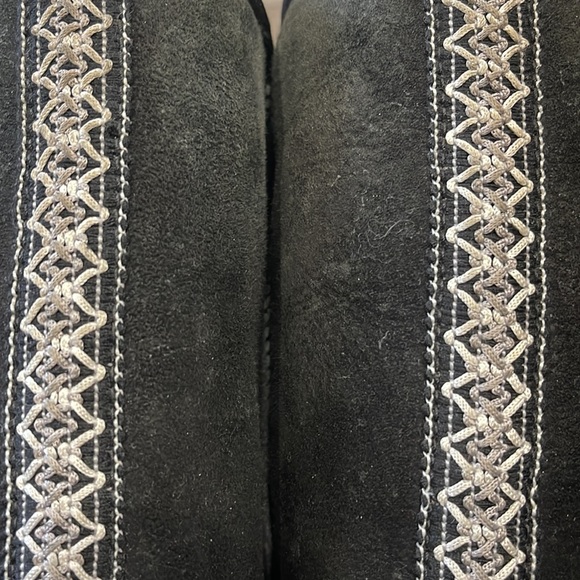 UGG Australia Shanleigh Black Sheepskin Lined Embroidered Heritage Line Boots 9 - Picture 9 of 13